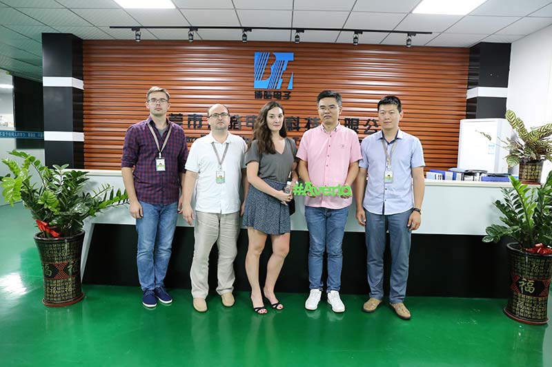 硅膠制品廠迎來(lái)國(guó)外客戶